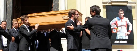 Jean-Eric Vergne, Romain Grosjean, Adrian Sutil et Felipe Massa portent le cerceuil de Jules Bianchi lors de ses obsèques en la cathédrale Sainte-Réparate à Nice, le 21 juillet 2015