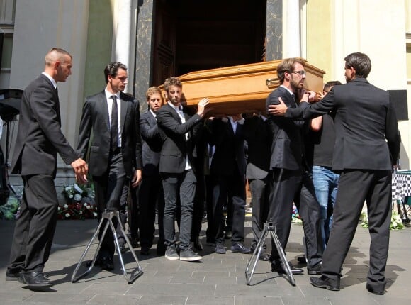 Jean-Eric Vergne, Romain Grosjean, Adrian Sutil et Felipe Massa portent le cerceuil de Jules Bianchi lors de ses obsèques en la cathédrale Sainte-Réparate à Nice, le 21 juillet 2015