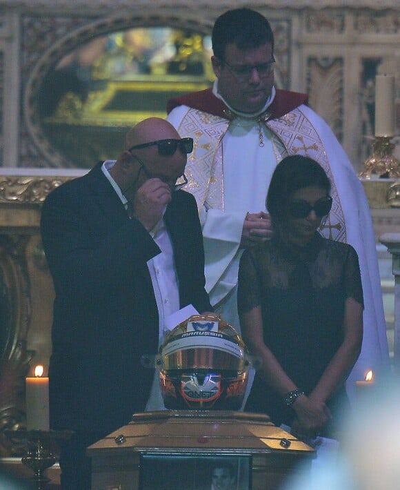 Philippe Bianchi et sa fille Mélanie lors des obsèques de son fils Jules Bianchi en la cathédrale Sainte-Réparate de Nice, le 21 juillet 2015