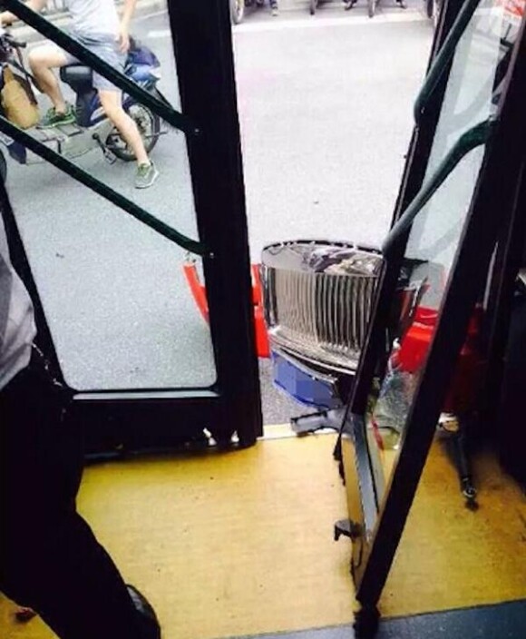 The Shangaiist a publié une photo de l'accident de voiture du chanteur Psy qui se trouvait dans la Rolls Royce rouge percutée par un bus.