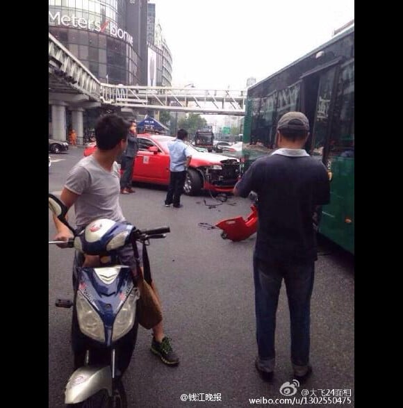745NGNewsa publié une photo de l'accident de voiture de PSY sur Twitter / juillet 2015