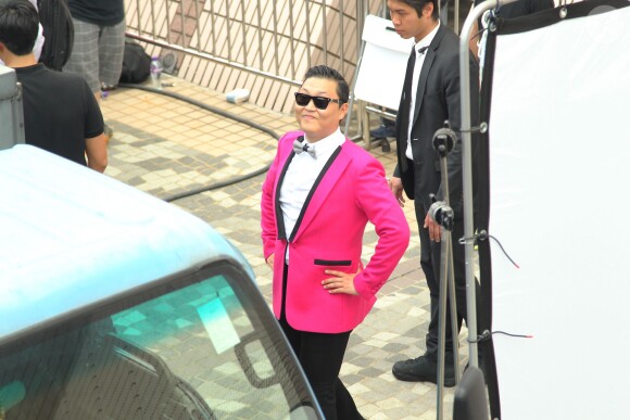 Le rappeur Psy lors d'un photoshoot pour une marque sud-coreenne qui commercialise des casques de musique a Hong Kong, le 3 octobre 2013.   