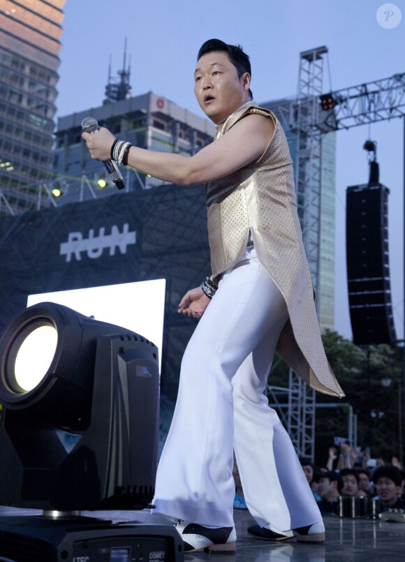 PSY sur la scène de PUMA 'Ignite Seoul' party à Yeouido Park à Seoul, le 17 mai 2015