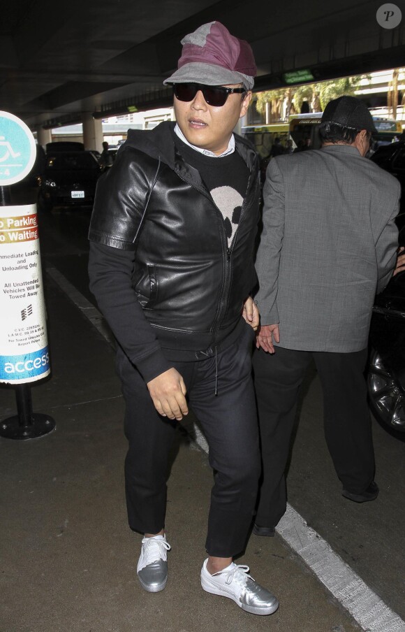  Psy arrive à l'aéroport de LAX à Los Angeles, le 6 novembre 2013