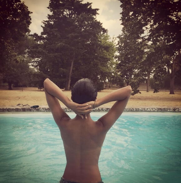 Sonia Rolland en vacances en Martinique. Elle prend la pose topless. Juillet 2015.