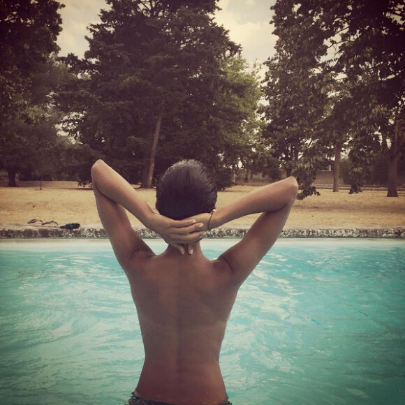 Sonia Rolland en vacances en Martinique. Elle prend la pose topless. Juillet 2015.