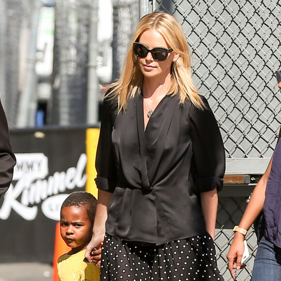 Charlize Theron arrive sur le plateau de l'émission "Jimmy Kimmel Live!" avec son fils Jackson à Hollywood, le 20 juillet 2015.