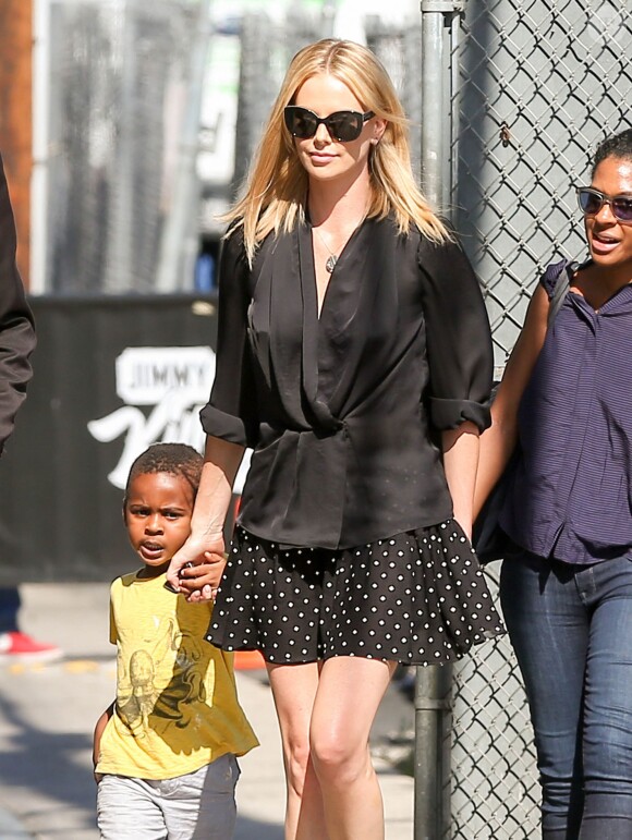 Charlize Theron arrive sur le plateau de l'émission "Jimmy Kimmel Live!" avec son fils Jackson à Hollywood, le 20 juillet 2015.