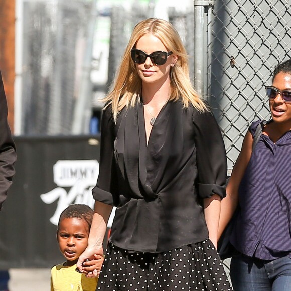 Charlize Theron arrive sur le plateau de l'émission "Jimmy Kimmel Live!" avec son fils Jackson à Hollywood, le 20 juillet 2015.