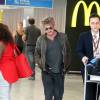 Exclusif - Sean Penn va prendre un avion à l'aéroport de Paris-Charles-de-Gaulle à Roissy, le 13 juillet 2015, après un séjour de 3 jours à Paris. C'est la première fois qu'on voit Sean Penn depuis l'annonce de sa séparation d'avec Charlize Theron.