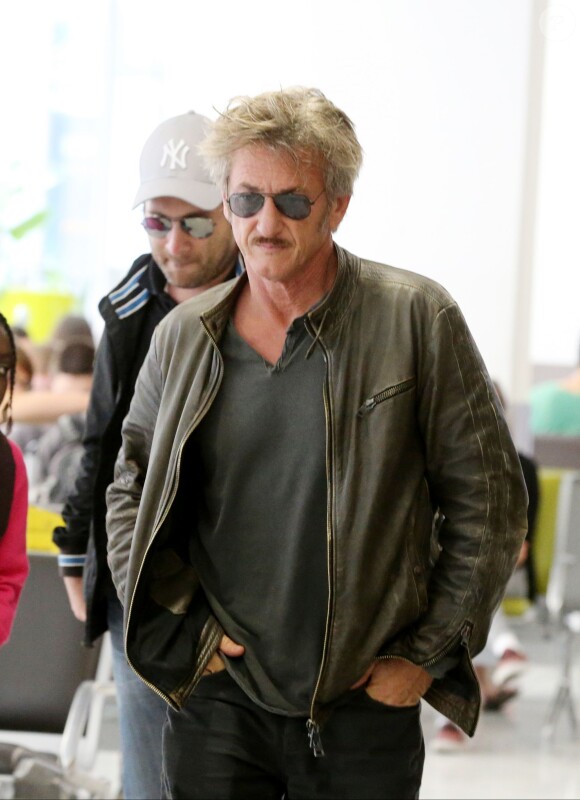 Exclusif - Sean Penn va prendre un avion à l'aéroport de Paris-Charles-de-Gaulle à Roissy, le 13 juillet 2015, après un séjour de 3 jours à Paris. C'est la première fois qu'on voit Sean Penn depuis l'annonce de sa séparation d'avec Charlize Theron.