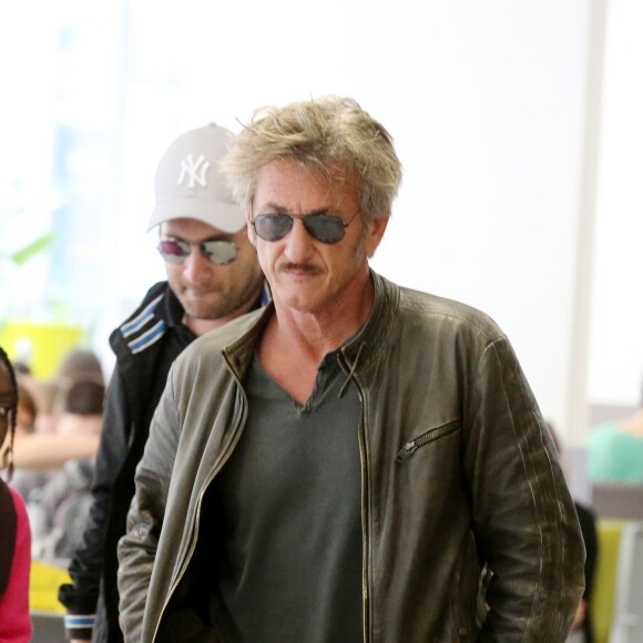 Exclusif - Sean Penn va prendre un avion à l'aéroport de Paris-Charles-de-Gaulle à Roissy, le 13 juillet 2015, après un séjour de 3 jours à Paris. C'est la première fois qu'on voit Sean Penn depuis l'annonce de sa séparation d'avec Charlize Theron.