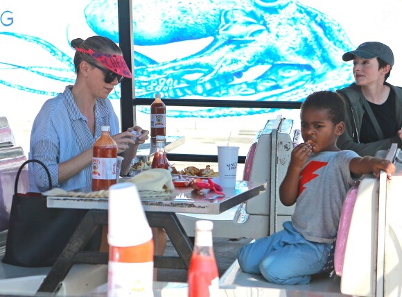 Exclusif - Prix spécial - No web No blog - Charlize Theron fait le clown devant son fils Jackson dans un petit restaurant Mexicain à Silverlake, le 10 juillet 2015