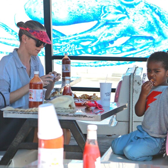 Exclusif - Prix spécial - No web No blog - Charlize Theron fait le clown devant son fils Jackson dans un petit restaurant Mexicain à Silverlake, le 10 juillet 2015