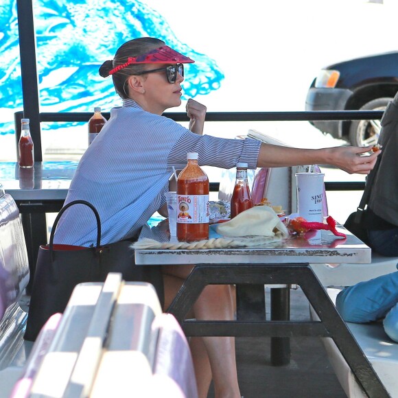 Exclusif - Prix spécial - No web No blog - Charlize Theron fait le clown devant son fils Jackson dans un petit restaurant Mexicain à Silverlake, le 10 juillet 2015