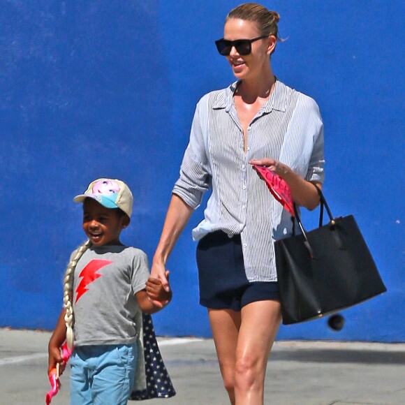 Exclusif - Prix spécial - No web No blog - Charlize Theron fait le clown devant son fils Jackson dans un petit restaurant Mexicain à Silverlake, le 10 juillet 2015