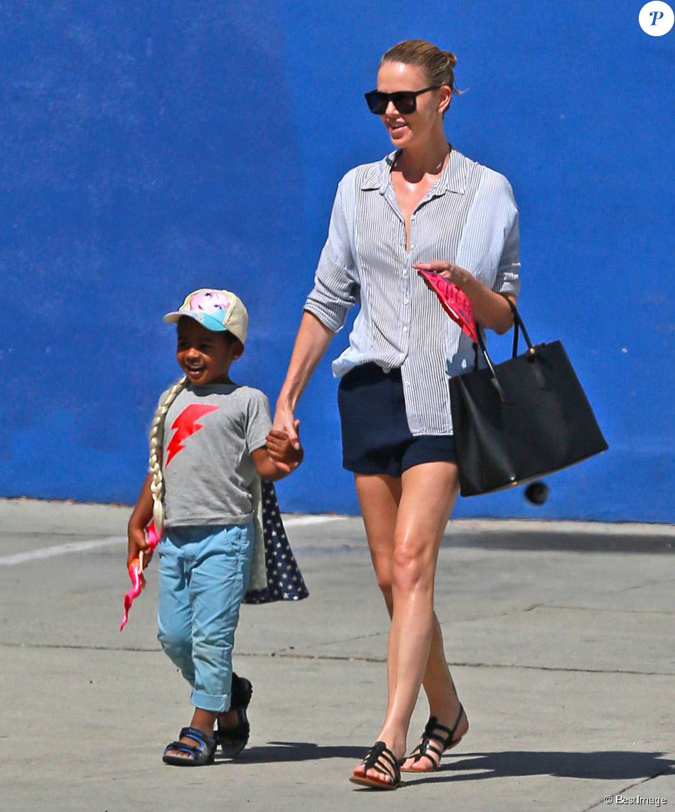 Exclusif - Prix spécial - No web No blog - Charlize Theron fait le
