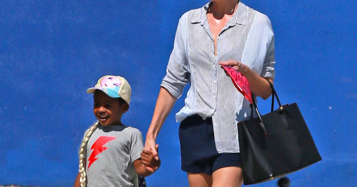 Exclusif - Prix spécial - No web No blog - Charlize Theron fait le