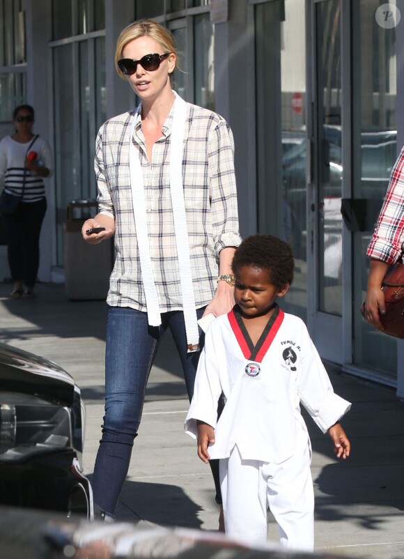 Exclusif - Charlize Theron emmène son fils Jackson à son cours de karaté à West Hollywood, le 20 mai 2015