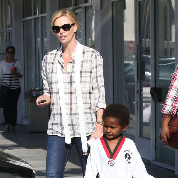 Exclusif - Charlize Theron emmène son fils Jackson à son cours de karaté à West Hollywood, le 20 mai 2015