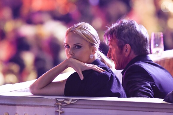Charlize Theron et Sean Penn s'embrassent lors du Life Ball 2015 à Vienne, le 16 mai 2015