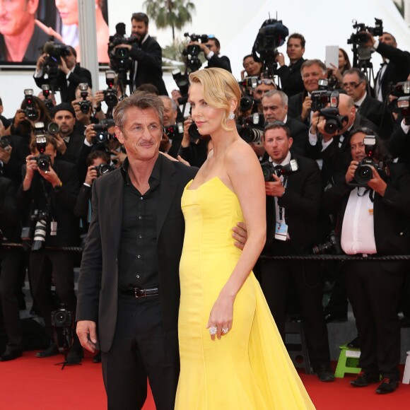 Charlize Theron et son fiancé Sean Penn - Montée des marches du film "Mad Max : Fury Road" lors du 68 ème Festival International du Film de Cannes, à Cannes le 14 mai 2015.