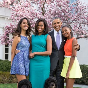 Le président américain Barack Obama, sa femme Michelle Obama et leurs filles Malia et Sasha posent en famille avec leurs chiens Bo et Sunny dans le jardin Rose de la Maison Blanche le dimanche de Pâques, à Washington, le 5 avril 2015. 