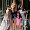 Les soeurs Kardashian (Kim enceinte, Kourtney et Khloe) sur le tournage de leur émission de téléréalité dans un restaurant à Ahoura Hills en Californie le 14 juillet 2015.  