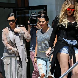 Les soeurs Kardashian (Kim enceinte, Kourtney et Khloe) sur le tournage de leur émission de téléréalité dans un restaurant à Ahoura Hills en Californie le 14 juillet 2015.  