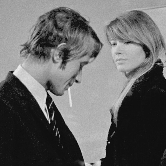 Jacques Dutronc et Françoise Hardy en duo sur le plateau d'une émission de télévision à Paris en 1967.