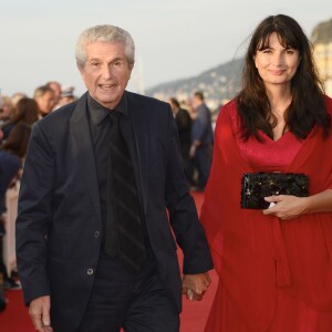 Claude Lelouch et sa compagne Valérie Perrin lors de la soirée de clôture du 29e Festival de Cabourg à Cabourg, le 13 juin 2015.
