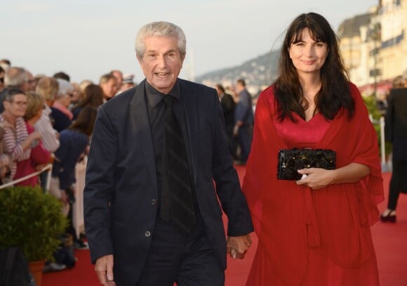 Claude Lelouch et sa compagne Valérie Perrin lors de la soirée de clôture du 29e Festival de Cabourg à Cabourg, le 13 juin 2015.