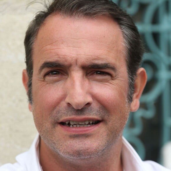 Jean Dujardin - Jean Dujardin et sa compagne Nathalie Péchalat à l'inauguration du cinéma communal Jean Dujardin à Lesparre-Médoc accompagné de ses parents le 27 juin 2015.