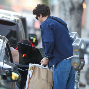 Katy Perry et son petit ami John Mayer se baladent et font du shopping à Hollywood. Katy ne porte plus l'alliance qu'elle avait à l'annulaire gauche lors de la Saint-Valentin alors que des rumeurs de fiançailles se font de plus en plus préssantes.  Le 16 février 2014