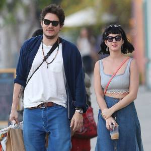 Katy Perry et son petit ami John Mayer se baladent et font du shopping à Hollywood. Katy ne porte plus l'alliance qu'elle avait à l'annulaire gauche lors de la Saint-Valentin alors que des rumeurs de fiançailles se font de plus en plus préssantes.Le 16 février 2014
