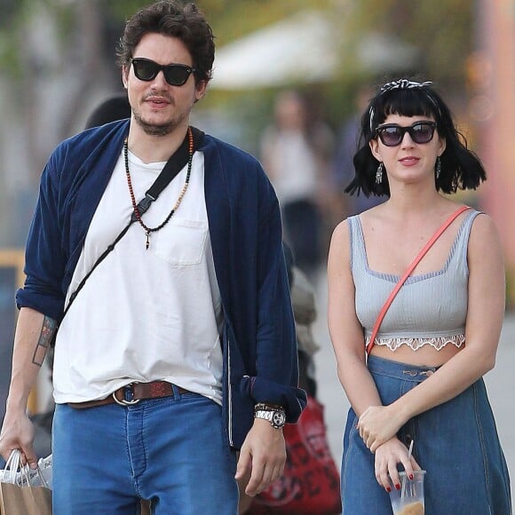 Katy Perry et son petit ami John Mayer se baladent et font du shopping à Hollywood. Katy ne porte plus l'alliance qu'elle avait à l'annulaire gauche lors de la Saint-Valentin alors que des rumeurs de fiançailles se font de plus en plus préssantes.Le 16 février 2014