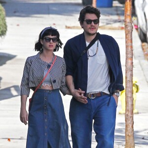 Katy Perry et son petit ami John Mayer se baladent et font du shopping à Hollywood.Le 16 février 2014