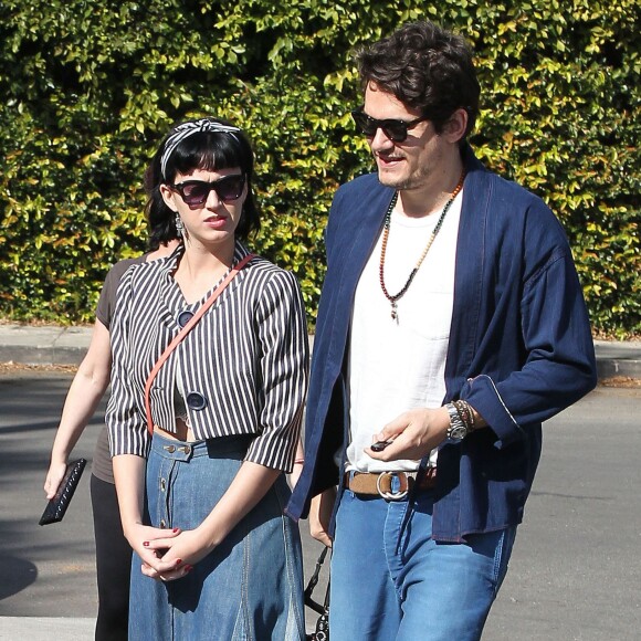 Katy Perry et son petit ami John Mayer se baladent et font du shopping à Hollywood. Le 16 février 2014