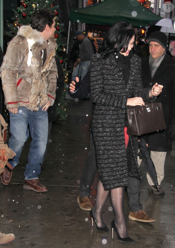 Katy Perry et John Mayer arrivent aux studios de l'emission "Good Morning America", malgre la neige, a New York. Le 17 decembre 2013  