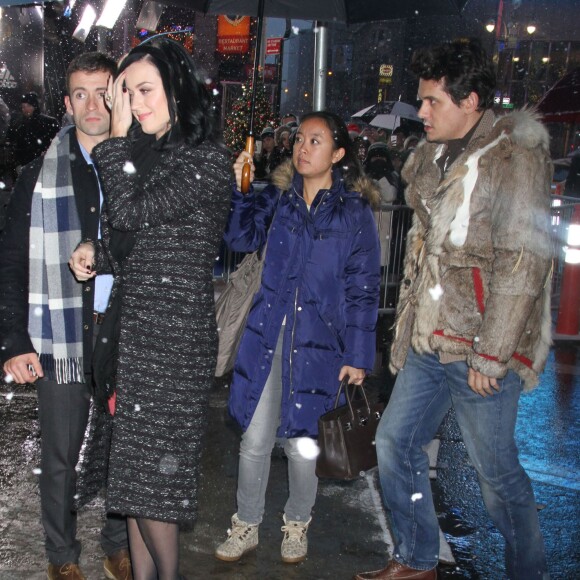 Katy Perry et John Mayer arrivent aux studios de l'emission "Good Morning America", malgre la neige, a New York. Le 17 decembre 2013 