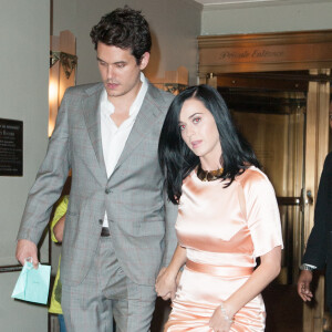 Katy Perry, au bras de John Mayer, sort du club "Friars Club Roast of Don Rickles" au Waldorf Astoria a New York. Le 24 juin 2013  