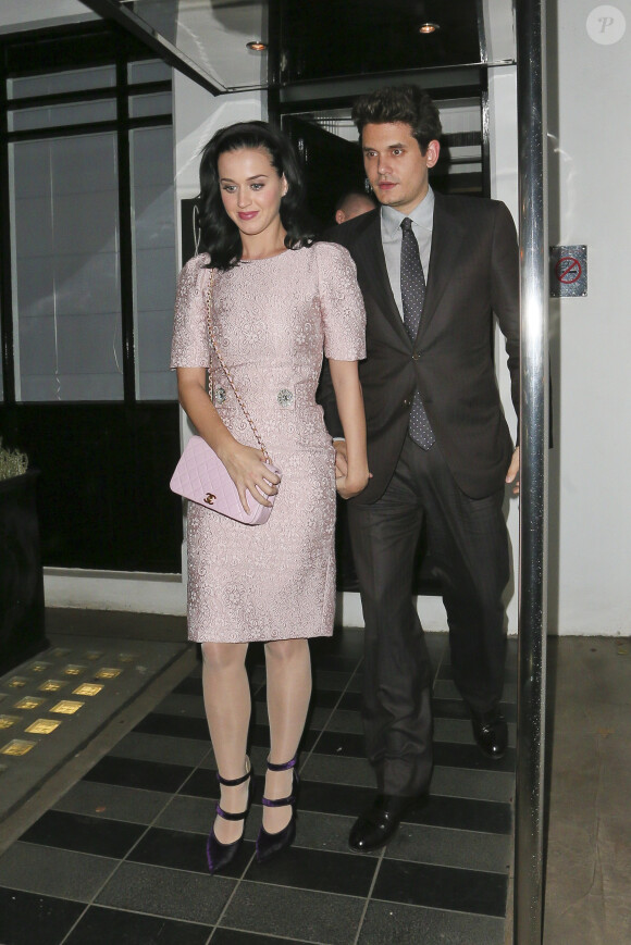 Katy Perry et John Mayer à la sortie du restaurant de Gordan Ramseys à Londres le 19 octobre 2013  
