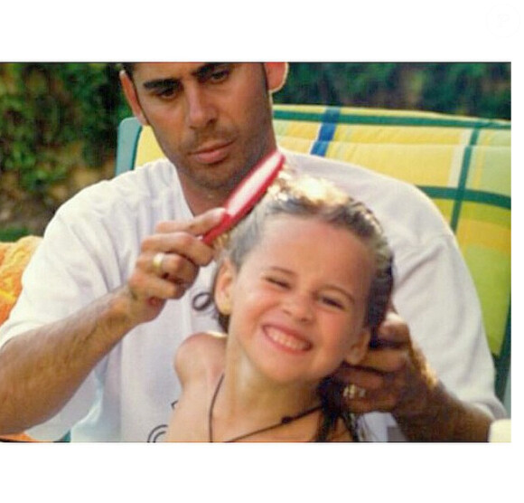 Photo d'enfance de Claudia, avec son père Fernando Hierro, ancien footballeur du Real Madrid