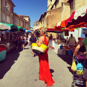 Laeticia Hallyday, sublime, au marché de Fleurance dans le Gers, juillet 2015.