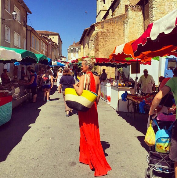 Laeticia Hallyday, sublime, au marché de Fleurance dans le Gers, juillet 2015.