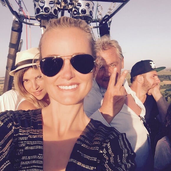 Laeticia Hallyday en mogolfière avec Isabelle Funaro, Michaël Youn et Fabrice le Ruyet dans le Gers, juillet 2015.