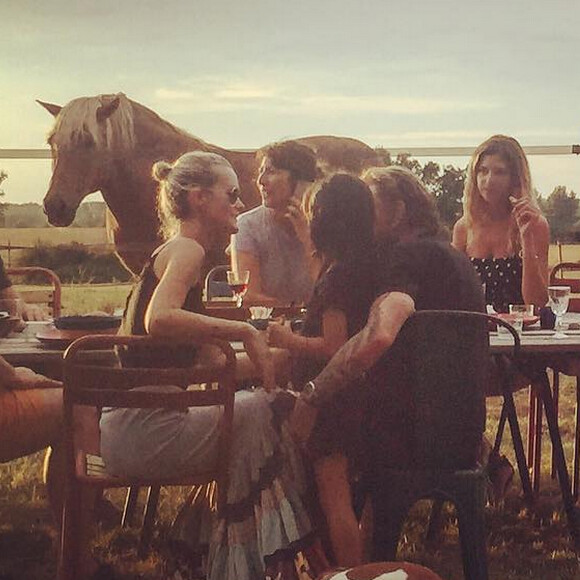 Johnny et Laeticia Hallyday entre amis dans le Gers, juillet 2015.
