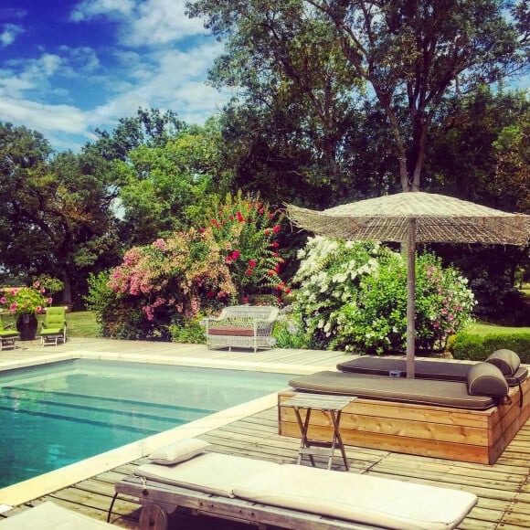 Au bord de la piscine de la productrice Anne Marcassus, Johnny et Laeticia Hallyday prennent quelques jours de repos dans le Gers, juillet 2015.