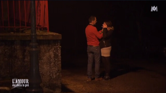 Jean-Baptiste réconforte Aline, en larmes, dans L'amour est dans le pré 2015 (épisode du lundi 27 juillet 2015).