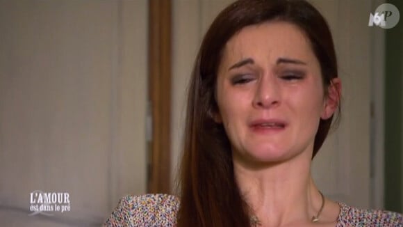 Kim en larmes, dans L'amour est dans le pré 2015 (épisode du lundi 27 juillet 2015).